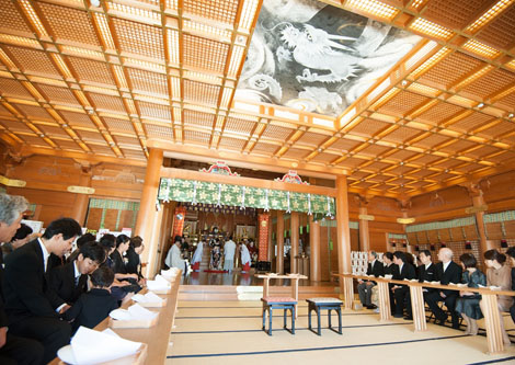 新郎新婦の一族はそれぞれの席に並び、神社で挙式をあげる新郎新婦