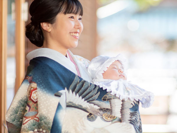 お宮参りの母親