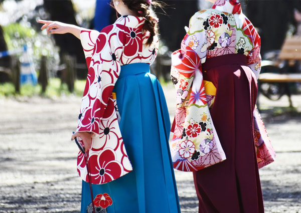 袴を着た女学生の後ろ姿