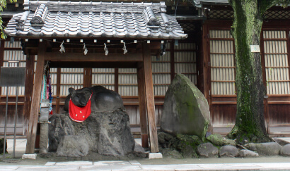 赤い前掛けをしている牛嶋神社の撫で牛