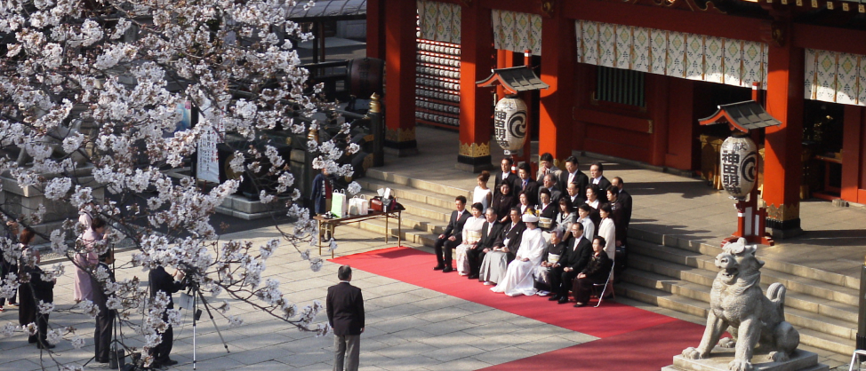 神田明神の境内の前で集合写真を撮る