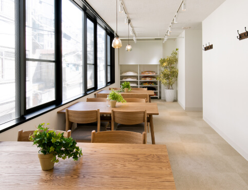 大きな窓から日差しが射し込むkadode芝大門ウェディングサロン