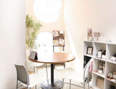 写真立てやグラスが置かれ、陽が射し込んでいる神楽坂ブライダルサロン